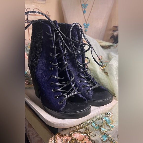 Finders Keepers | hitched booties navy pony hair size 7 - Picture 2 of 12